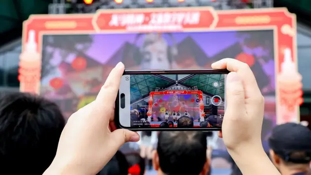 数字人走上街头，AI拜年进花市！NuwaAI数字人龙岗新春巡礼交出“科技年味”答卷